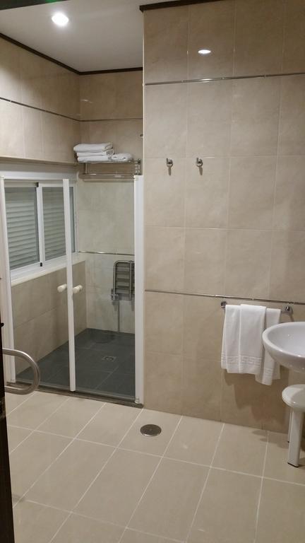 Hotel Leon La Palma Del Condado Phòng bức ảnh